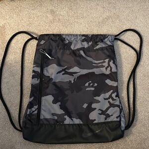 Nike Men's Gray & Black Camo Drawstring Backpack